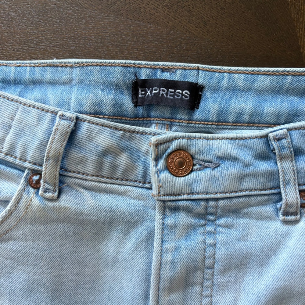 EXPRESS Curvy Mom Jeans Light Wash Distressed Frayed Hem Size 4 - Picture 5 of 10